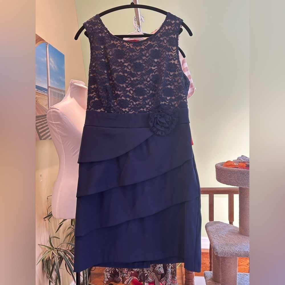 Beautiful Lined Sleeveless Navy Dress with Lace - Size XL - Picture 3 of 9